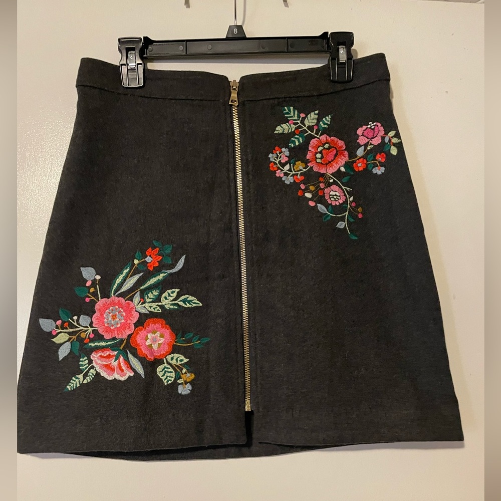 Gray skirt with embroidered flowers